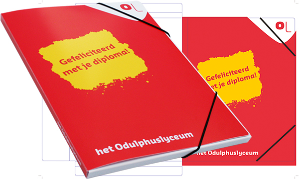 De nieuwe diploma cassette van het Odulphuslyceum in Tilburg is gemaakt van 100% recyclebaar wit polypropeen en bedrukt in 2 kleuren zeefdruk.
