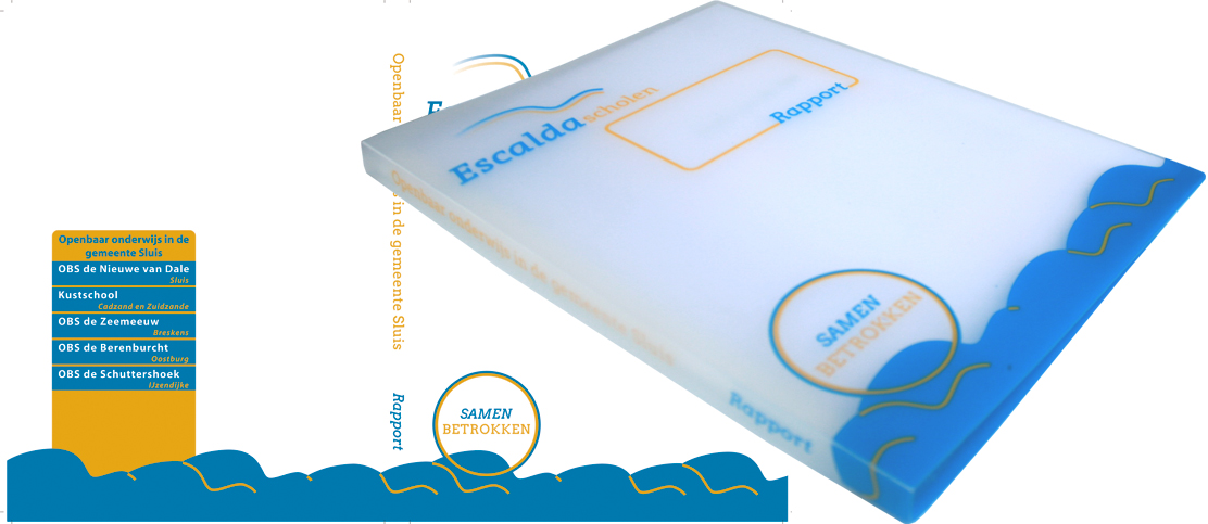 Rapport snelhechtermap voor de Openbare Scholen van gemeente Sluis in Zeeland in 2 kleuren zeefdruk bedrukt.
