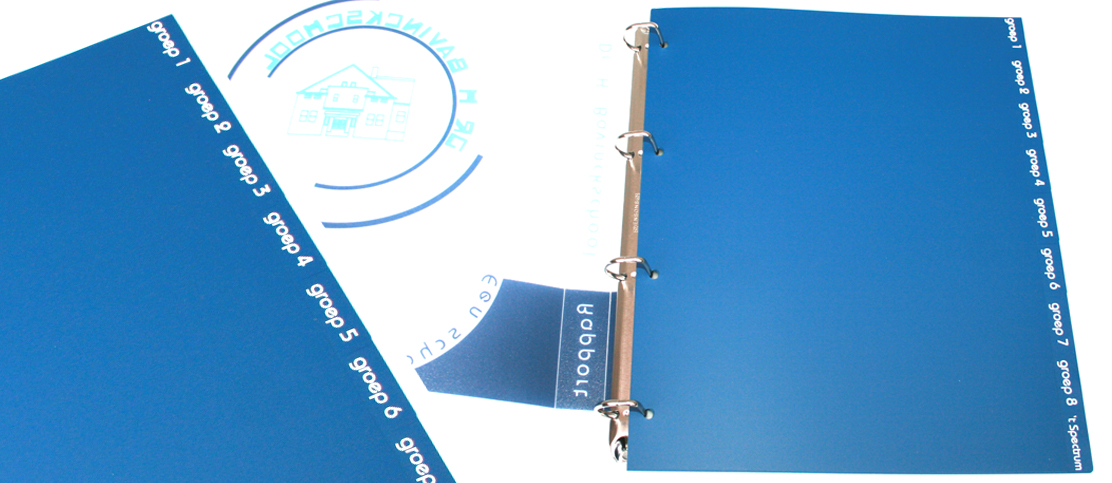 Donkerblauw en zeegroen op mat transparant: de nieuwe schoolmap en tabbladen van de Dr. H. Bavinckschool in Haarlem