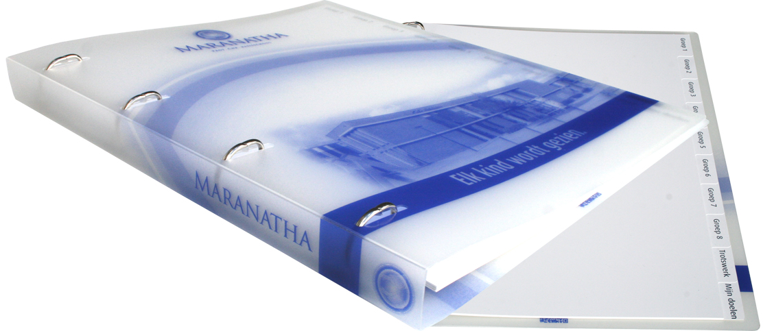 De nieuwe ringband schoolmap van mat naturel polypropeen voor de Maranathaschool in Nieuwkoop