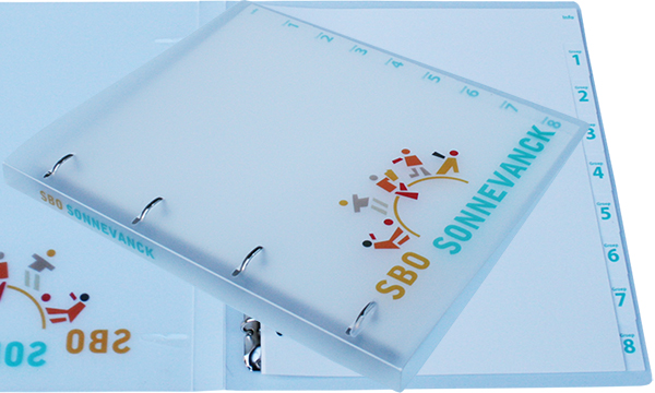 Nieuwe ringband schoolmap en 9-delige set witte tabbladen voor OBS Sonnevanck in Rotterdam.