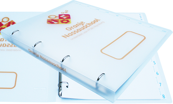 Rapport ringbandmap, digitaal full colour bedrukt, voor basisschool PCBO Oranje Nassauschool in Rijnsburg.